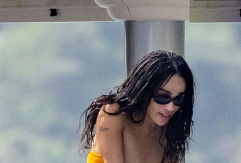 Zoe Kravitz bikini pics