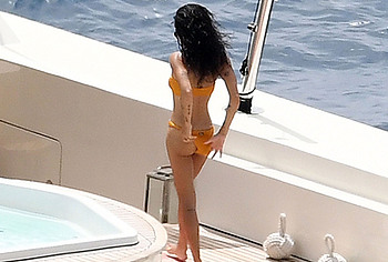 Zoe Kravitz nude butt