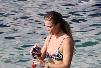 Nina Agdal bikini sexy