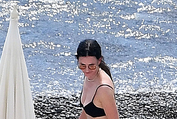 Courteney Cox beach pics