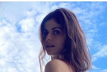 Alexandra Daddario naked photos