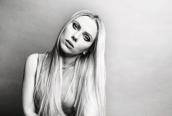 Scarlett Johansson erotic photos