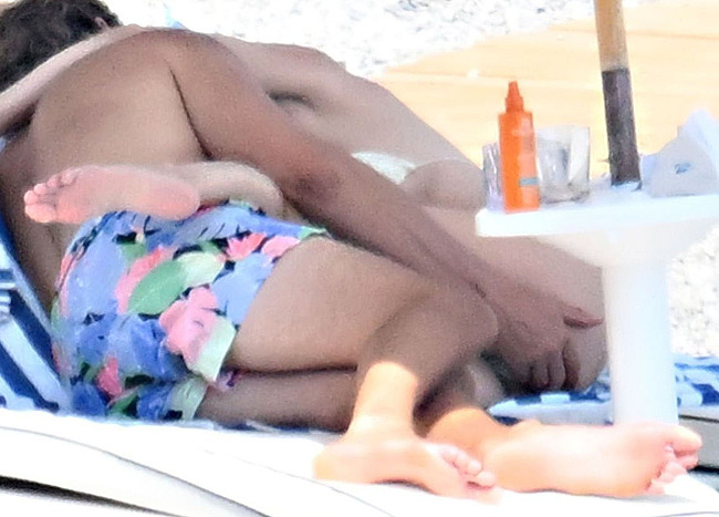 Heather Graham pussy finger