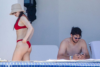 Hailee Steinfeld oops