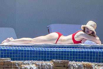 Hailee Steinfeld sunbathig