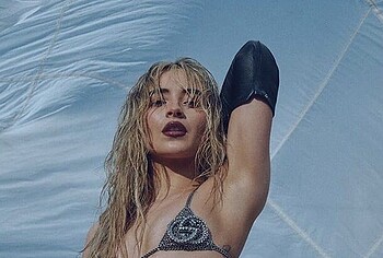 Sabrina Carpenter sexy photos