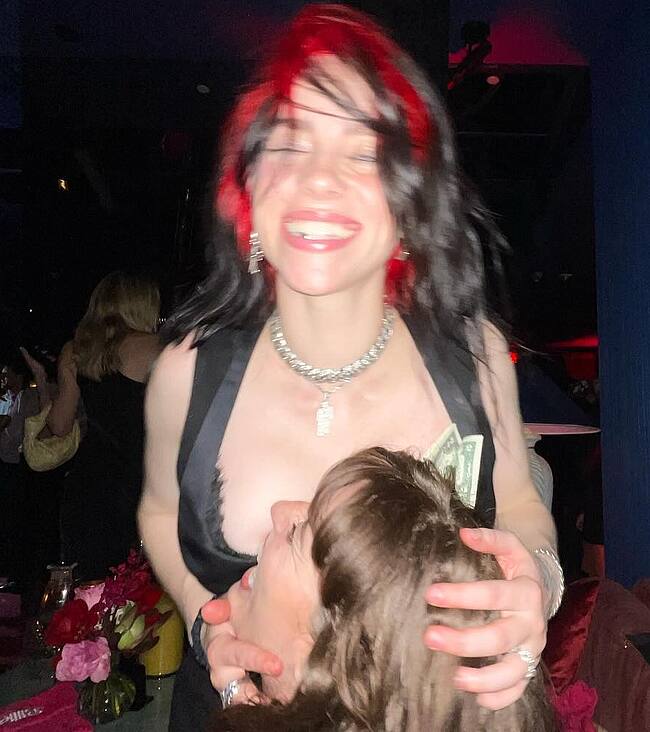 Billie Eilish tits photos