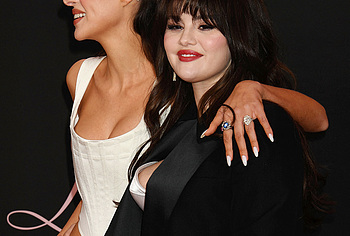 Selena Gomez nipslips moment