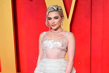 Florence Pugh naked public