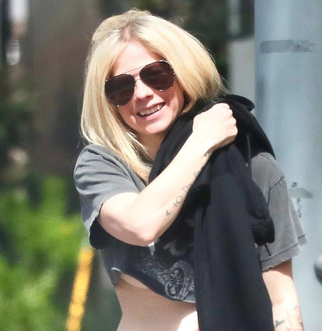 Avril Lavigne side boob