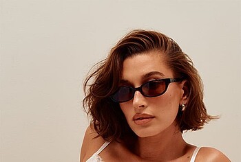 Hailey Bieber striptease photo