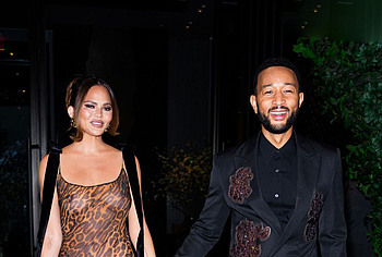 Chrissy Teigen paparazzi