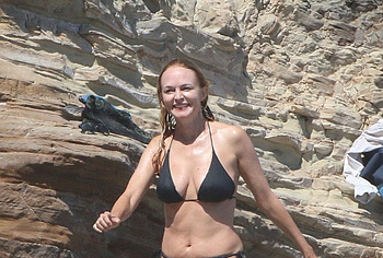 Heather Graham beach photo