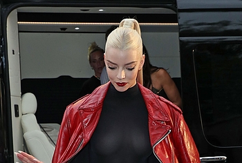 Anya Taylor-Joy tits photos