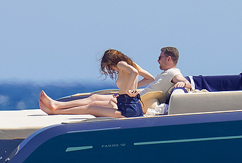 Phoebe Dynevor naked