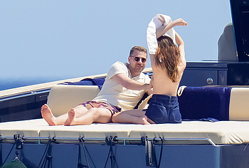 Phoebe Dynevor nipslip