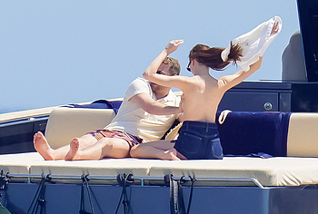 Phoebe Dynevor paparazzi