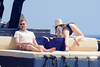 Phoebe Dynevor pussy