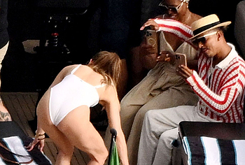 Jennifer Lopez ass slip