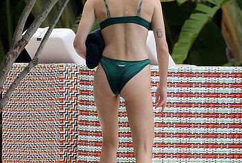Sophie Turner bare butt