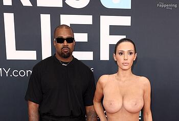 Bianca Censori exposed pussy