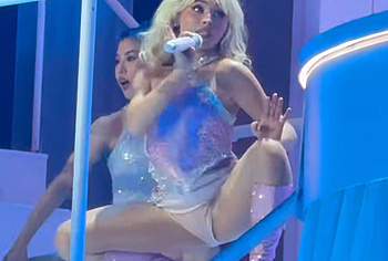 Sabrina Carpenter cameltoe