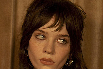 Sophie Thatcher nipslip