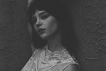 Sophie Thatcher tits photos