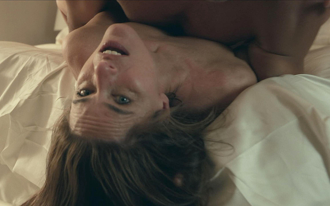 Amanda Peet nude actress