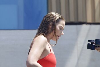 Margot Robbie nipslip