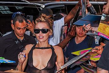 Miley Cyrus nude tits