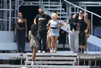 Sabrina Carpenter paparazzi