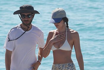 Dakota Johnson paparazzi