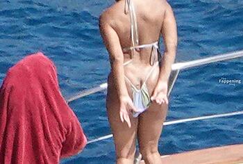 Halle Bailey ass slip