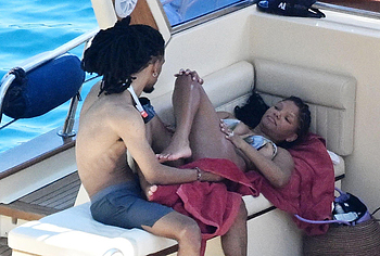 Halle Bailey nipslip