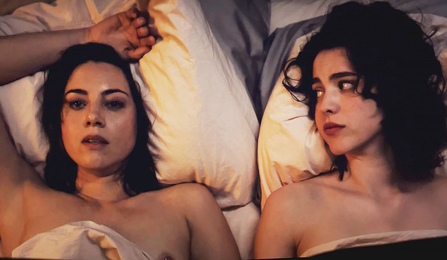 Margaret Qualley Aubrey Plaza nude celebrity lesbian