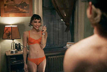 Zo Kravitz nude in Caught Stealing