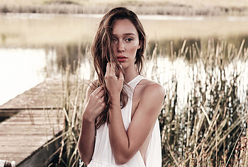Alycia Debnam-Carey nipslip moment