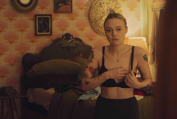 Dakota Fanning nude in Vicious