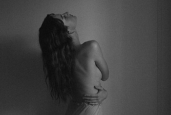 Grace Van Patten topless